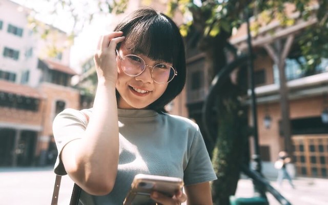 二重整形後で腫れているときは眼鏡でカモフラージュを